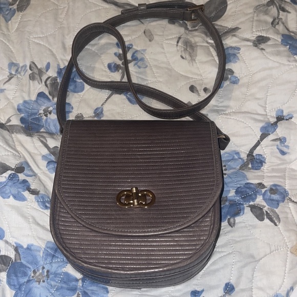 LAURA MERKIN GREY LEATHER cross body with adjustable strap! - Picture 2 of 7